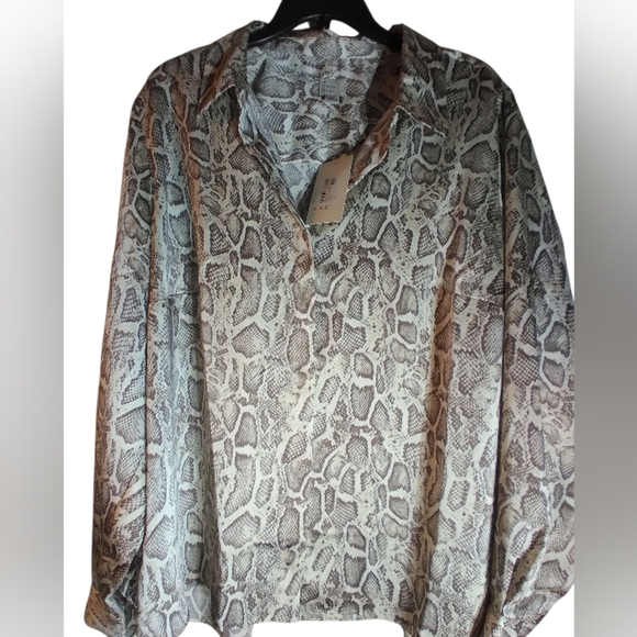NWT Womens Snakeskin Button Down Top Size 1X Workwear Mob Wife Office Resortwear - Picture 1 of 10